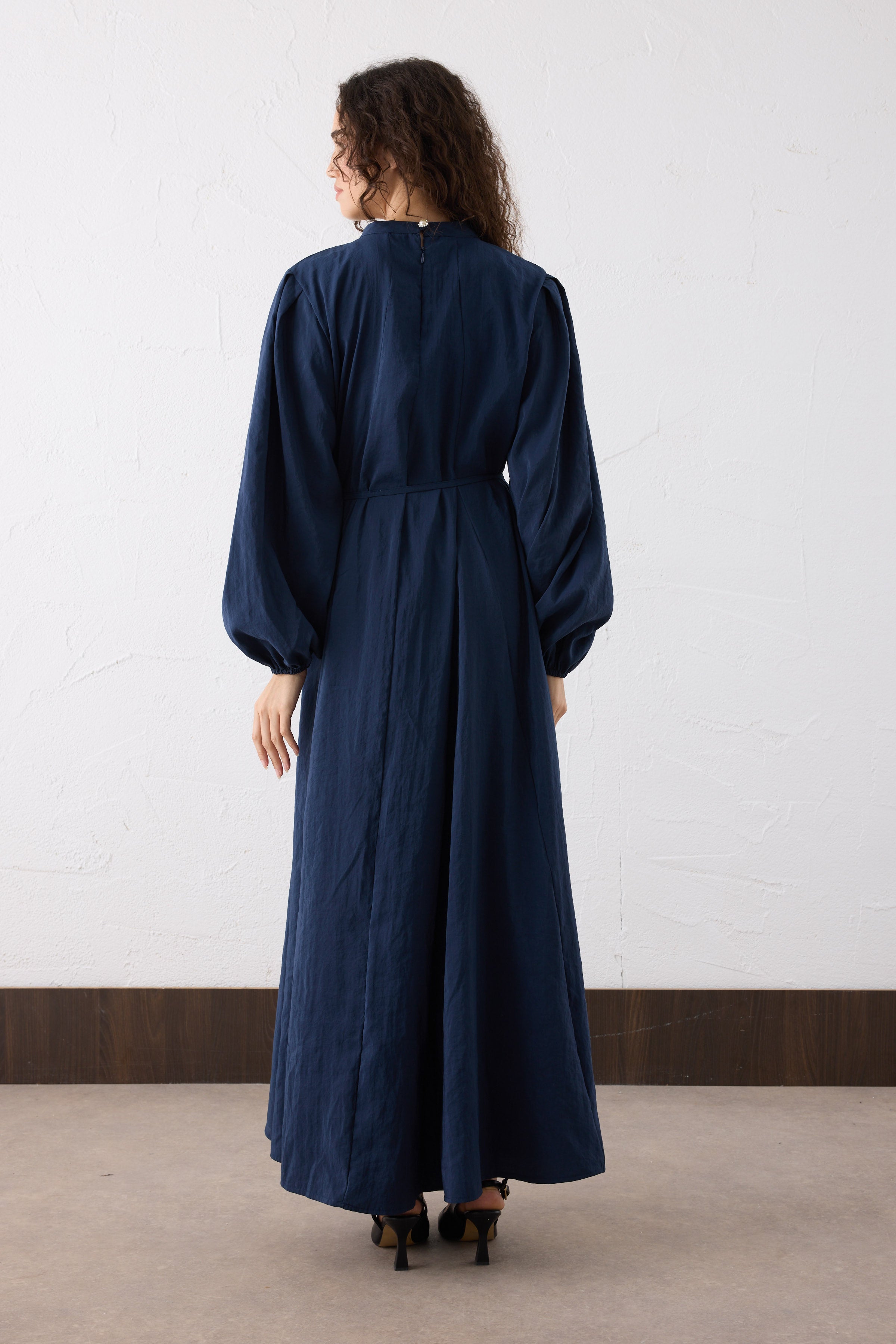 NOURA Crinkle Maxi Kleid