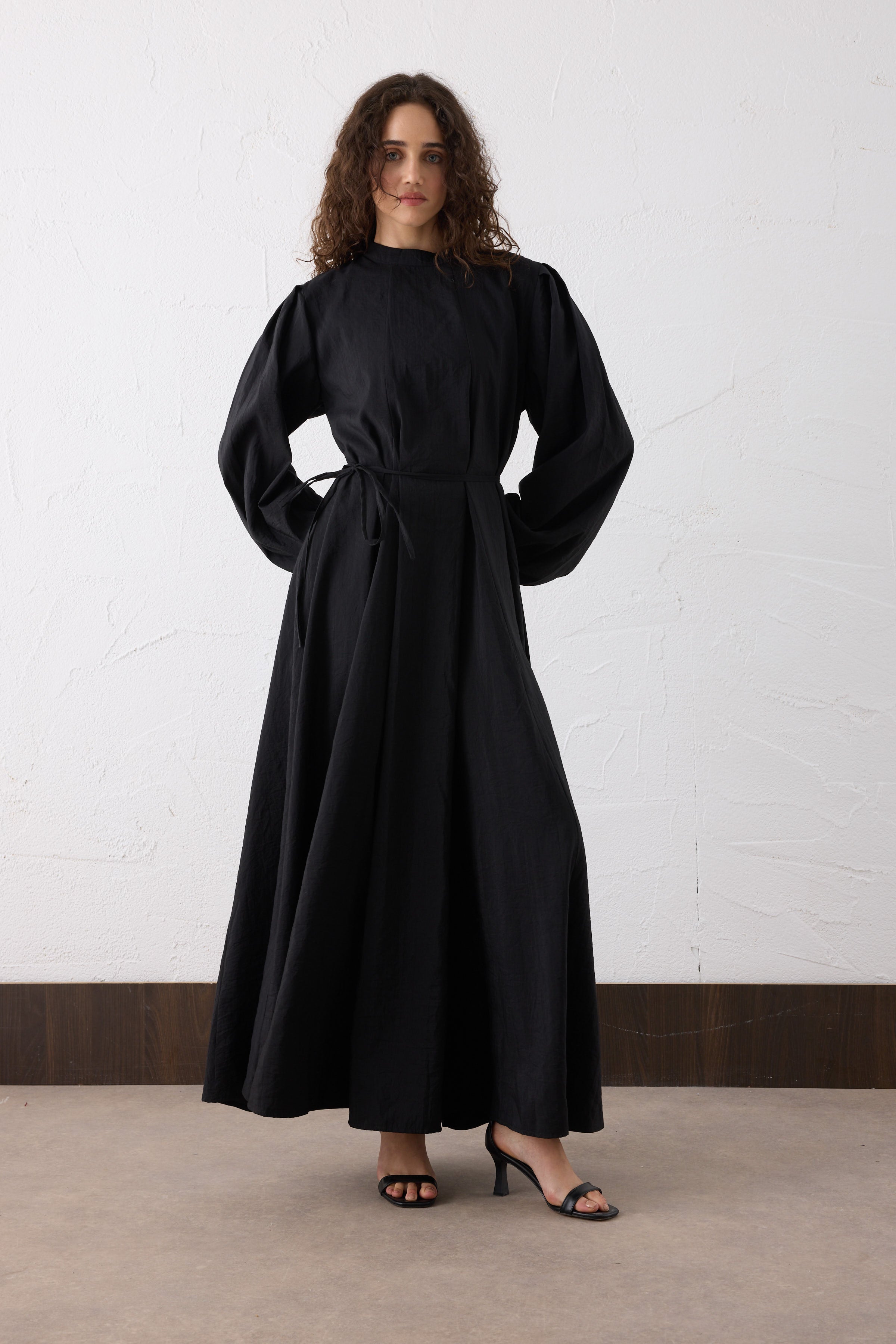NOURA Crinkle Maxi Kleid