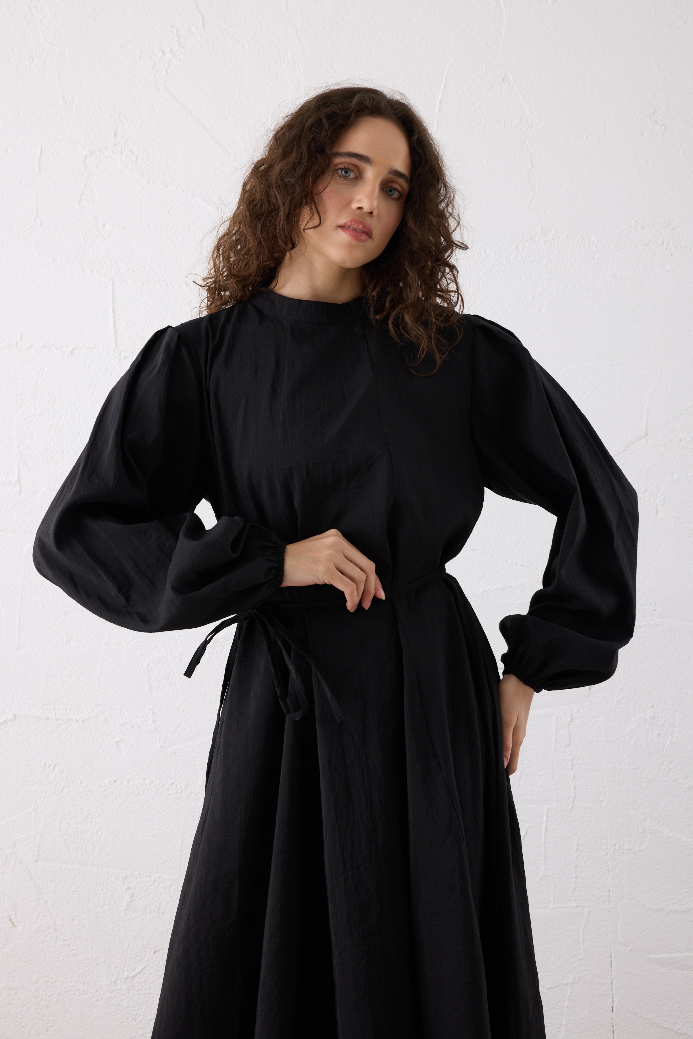 NOURA Crinkle Maxi Kleid