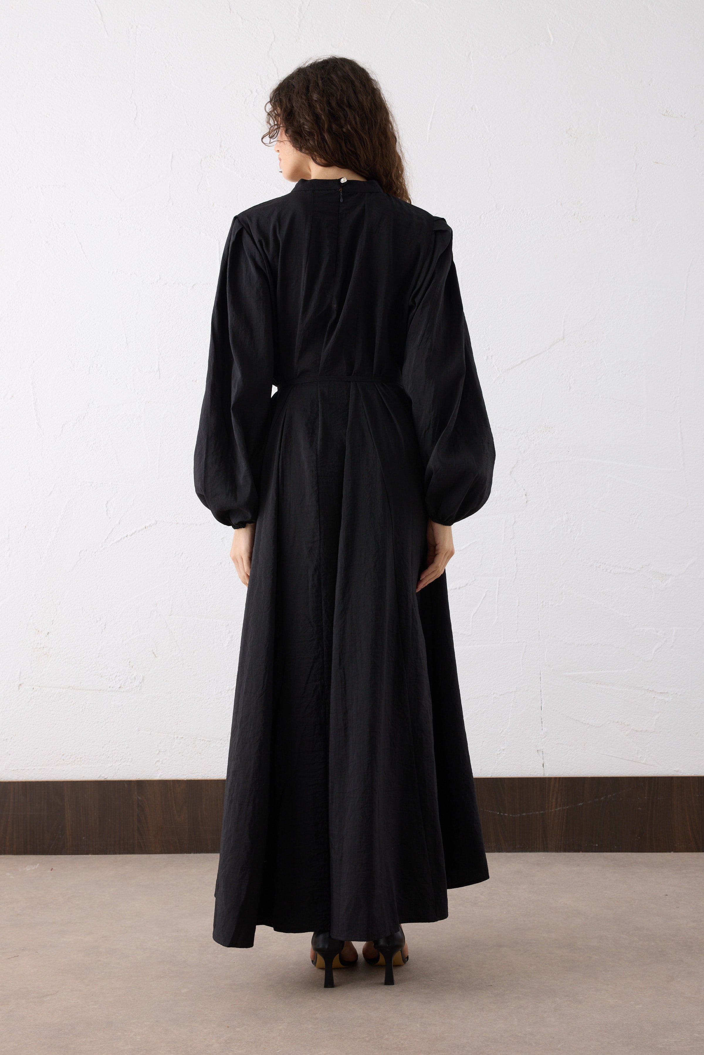 NOURA Crinkle Maxi Kleid
