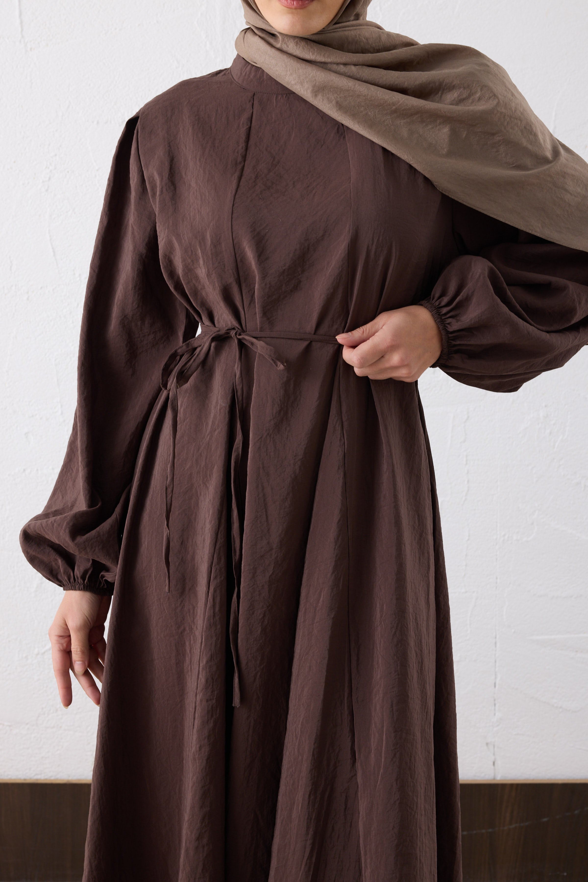 NOURA Crinkle Maxi Kleid